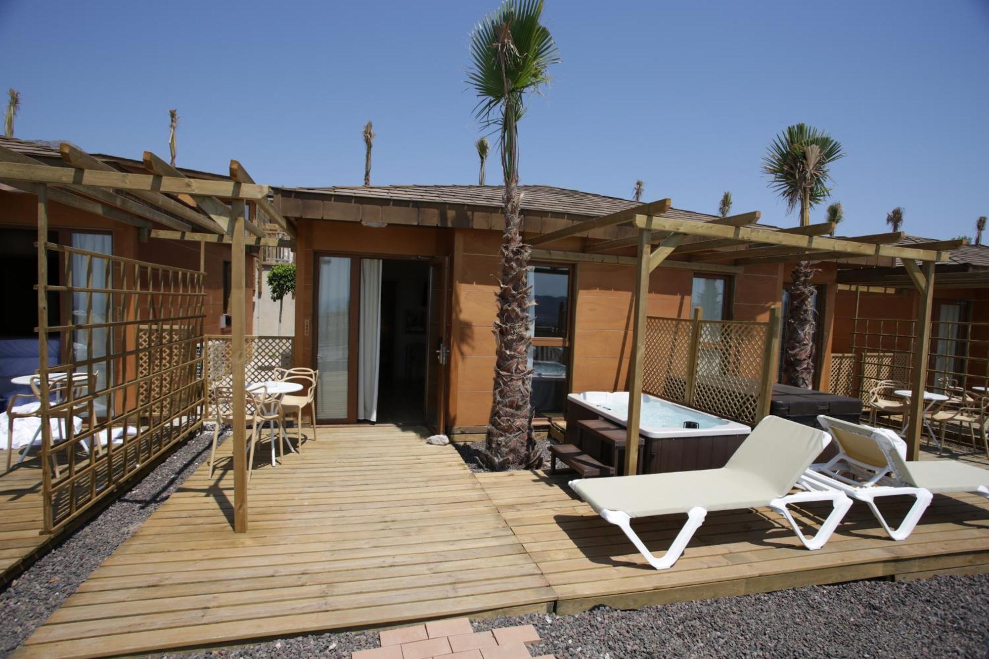 Deluxe Bungalow Access to Terra Natura Park